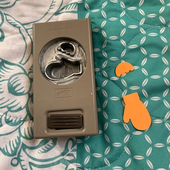 Stampin' Up! Mitten Builder Punch 127824 - Picture 4 of 4